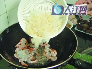 銀耳炒蝦仁的做法(圖解)-