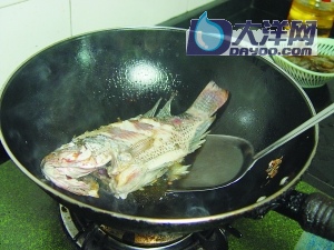 魔芋燒魚的做法(圖解)