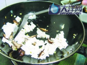 魔芋燒魚的做法(圖解)