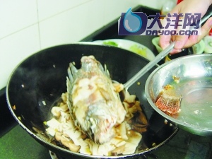 魔芋燒魚的做法(圖解)
